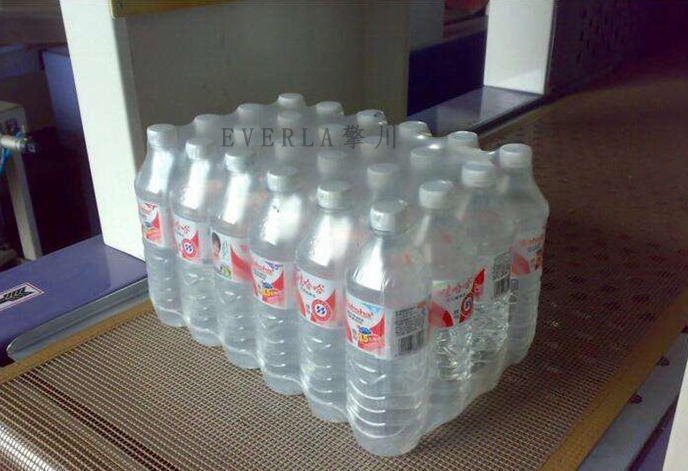 膜包裝<a href='http://www.dsjvvrk.cn/shusongdai/' target='_blank'><u>輸送帶</u></a>輸送飲料