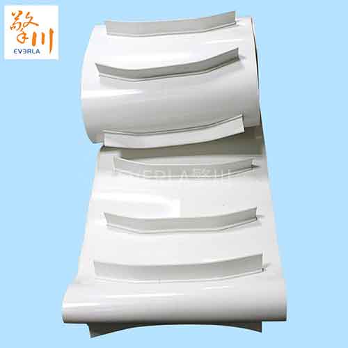 白色PVC彎<a href='http://www.dsjvvrk.cn/shusongdai/xiangjiao/' target='_blank'><u>擋板輸送帶</u></a>